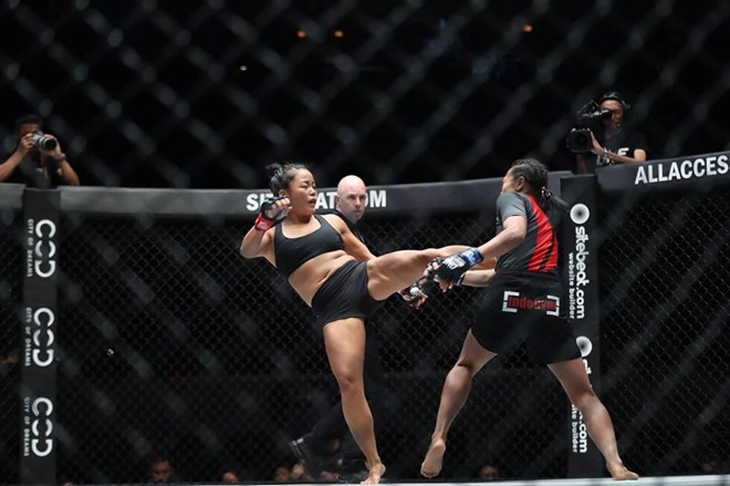 Nữ võ sỹ gốc Việt hạ tay đấm Indonesia ở đấu trường MMA châu Á Nữ võ sỹ gốc Việt hạ tay đấm Indonesia ở đấu trường MMA châu Á