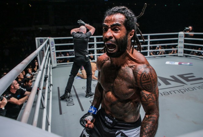Ngôi sao MMA bị hạ knock-out chỉ sau 29 giây Cosmo Alexandre hạ knock-out đối thủ chỉ sau 29 giây