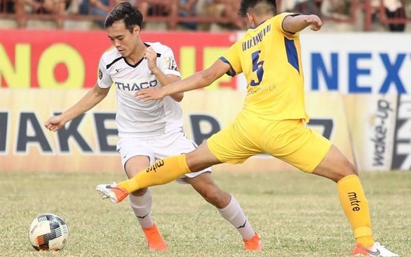 Công nghệ VAR khi nào được sử dụng ở V-League? Tình huống Văn Toàn bị đốn ngã trong vòng cấm ở vòng 20 V-League gây tranh cãi