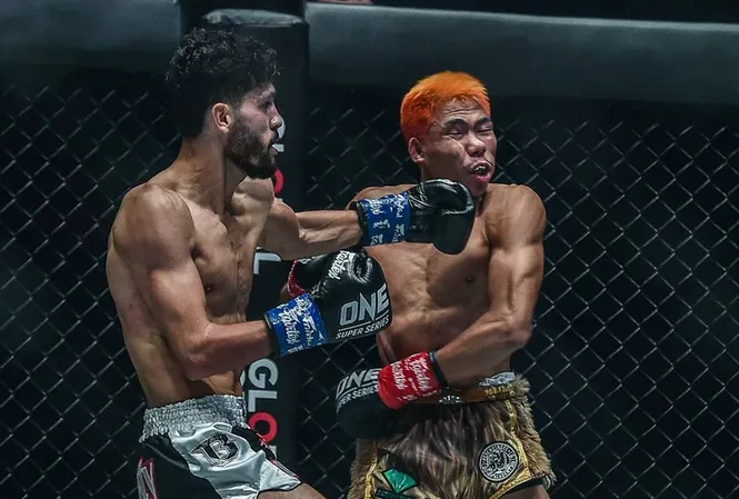 Võ sỹ Hà Lan trút 'mưa đòn' lên nhà vô địch Kick-boxing Thái Võ sỹ Hà Lan trút 'mưa đòn' lên nhà vô địch Kick-boxing Thái