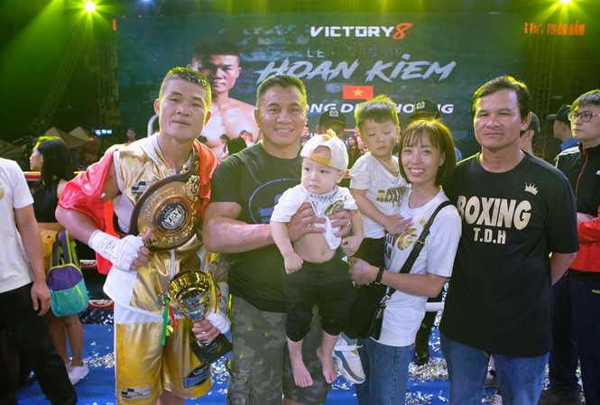 Trương Đình Hoàng đoạt đai WBA Đông Á Trương Đình Hoàng ăn mừng chức vô địch bên gia đình