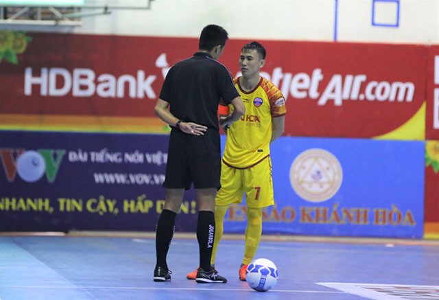 Quả bóng vàng futsal Việt Nam 2018 bị chỉ trích vì thiếu fair-play Vũ Quốc Hưng chỉ bị trọng tài nhắc nhở