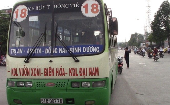 Xe buýt cán qua người khiến 2 thiếu nữ nguy kịch Xe buýt cán qua người khiến 2 thiếu nữ nguy kịch