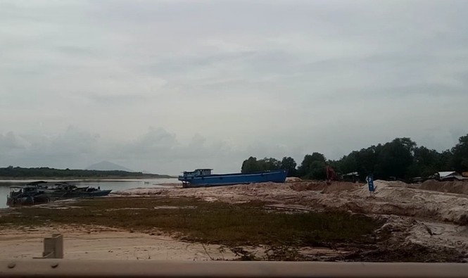 Bất lực nhìn 'cát tặc' lộng hành Bất lực nhìn 'cát tặc' lộng hành