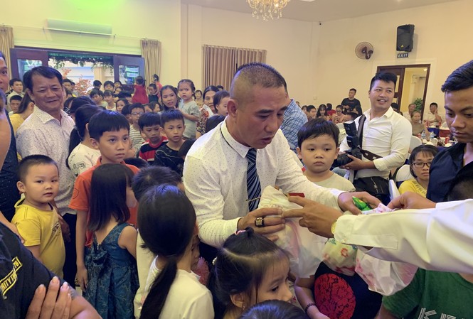 Xuân Nhị tri ân hàng trăm khách hàng tại Quảng Ngãi Xuân Nhị tri ân hàng trăm khách hàng tại Quảng Ngãi