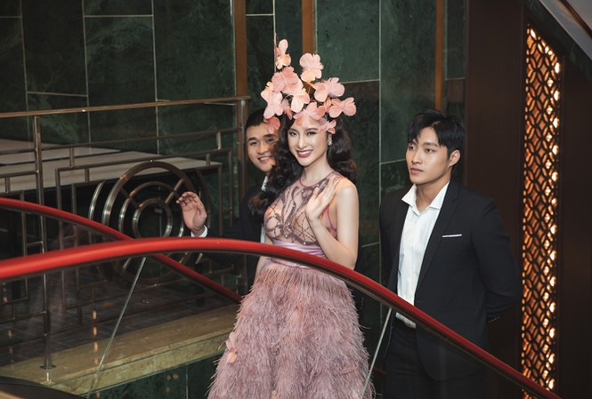 Angela Phương Trinh mặc váy trong suốt đi sự kiện Angela Phương Trinh mặc váy trong suốt đi sự kiện