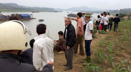 Cả làng đánh kẻng xua Dân bức xúc với nạn khai thác cát
