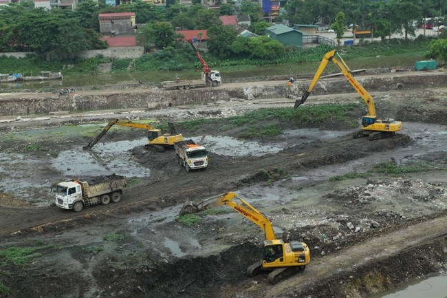 Ninh Bình được công nhận là đô thị loại II Công trình hồ Biển Bạch đang gấp rút hoàn thiện để chào mừng ngày giải phóng thành phố. Ảnh Minh Đức