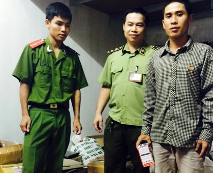 Bắt giám đốc sản xuất thực phẩm chức năng giả Đối tượng Quân (bên phải). Ảnh. Thanh Quang.