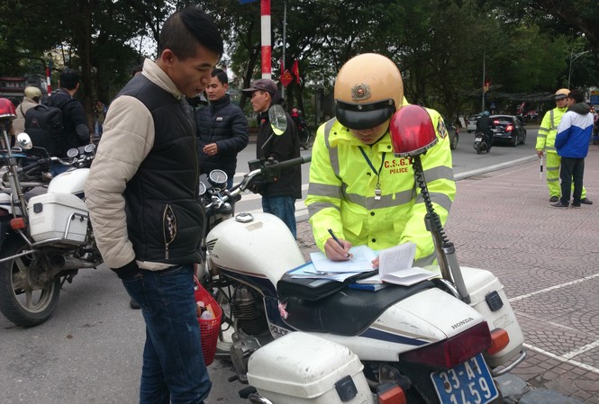 Xử phạt 102 người đi bộ vi phạm luật giao thông Lực lượng CSGT lập biên bản xử phạt người đi bộ.