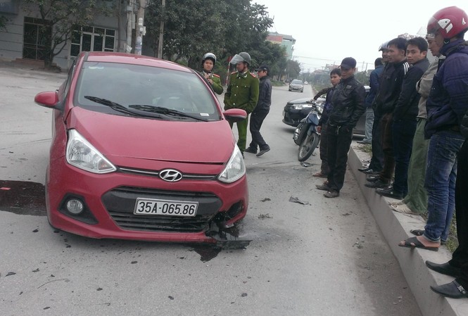 Ô tô đâm dải phân cách, đôi nam nữ trên xe nhập viện Hiện trường vụ tai nạn. Ảnh: MD