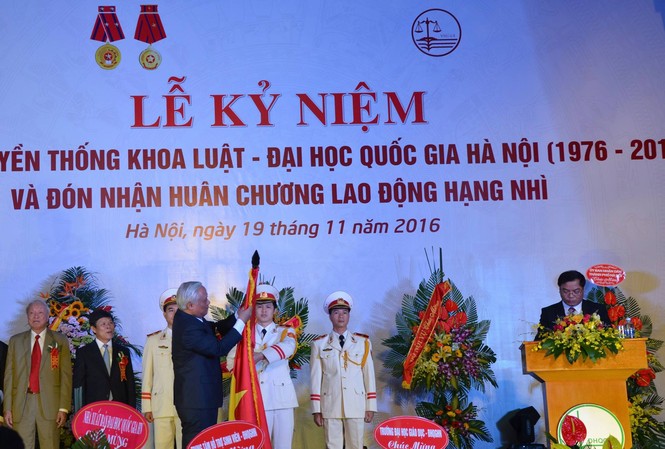Khoa Luật ĐHQG Hà Nội nhận Huân chương Lao động hạng Nhì Khoa Luật nhận Huân chương Lao động hạng Nhì. Ảnh: MH