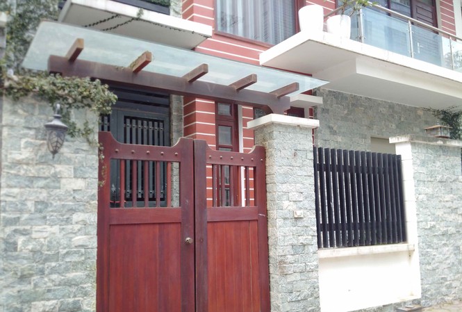 Cận cảnh 2 nhà liền kề 'bỏ hoang' bà Quỳnh Anh mua tại Hà Nội Căn nhà của bà Trần Vũ Quỳnh Anh có dấu hiệu bỏ không. Ảnh: Đ.H