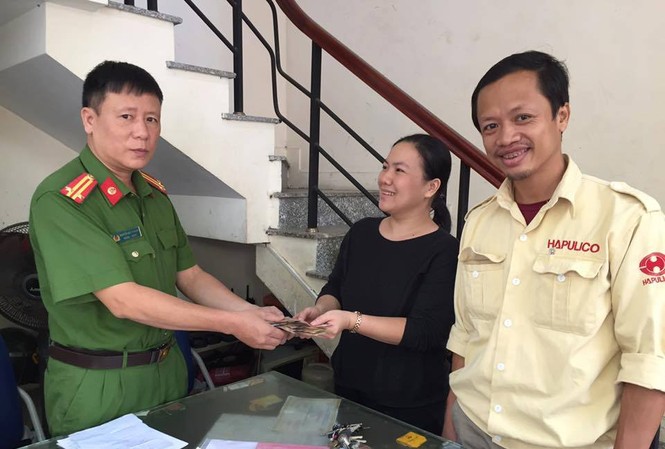 Lần tìm số điện thoại, trả lại ví cho du khách đánh rơi Công an Hoàn kiếm trao trả tài sản cho người đánh rơi.