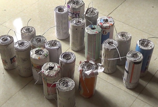 Bắt đối tượng chế tạo pháo trái phép Số pháo cơ quan chức năng thu tại nhà Quân.