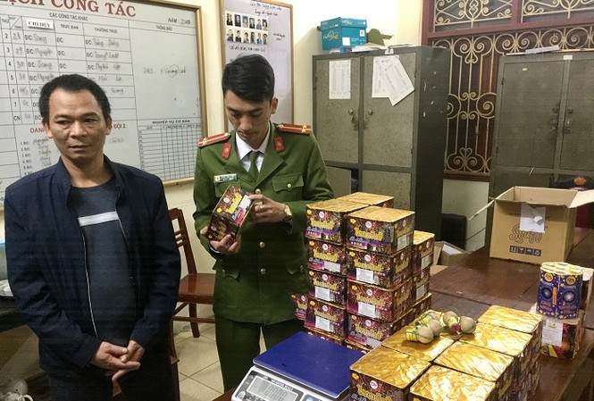 Bắt nhóm đánh bạc thu hơn trăm triệu, lộ 59 kg pháo Cơ quan công an thu giữ tang vật tại hiện trường.