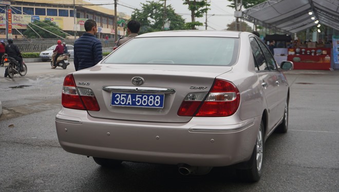 Cục Đăng kiểm vào cuộc vụ 1 ô tô đeo 2 biển số ở Ninh Bình Cùng 1 chiếc xe nhưng đeo 2 BKS khiến người dân không khỏi "hoa mắt". Ảnh: TN