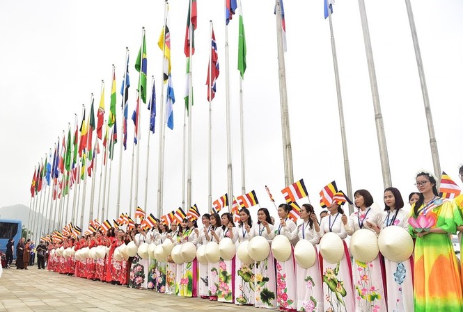 Nữ sinh tình nguyện rạng rỡ tại Đại lễ Vesak 2019 Hình ảnh nữ sinh tại chùa Tam Chúc. Ảnh: M.Đ