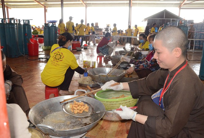 Cận cảnh khu bếp có 800 tình nguyện viên phục vụ Đại lễ Vesak 2019 Ni cô đang nấu các món ăn tại khu bếp khủng. Ảnh: Minh Đức