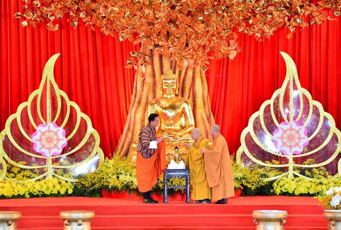 Toàn cảnh bế mạc Đại lễ Vesak 2019 Ban tổ chức trao quà cho Chủ tịch Thượng viện Bhutan Tashi Dorji;. Ảnh: Như Ý