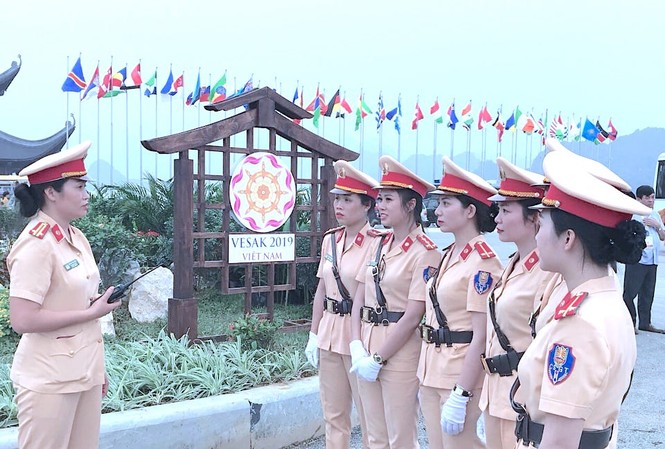 Những ‘bông hồng thép’ ở Đại lễ Vesak Hình ảnh nữ CSGT đã giúp du khách hạ nhiệt giữa tiết trời nắng nóng. Ảnh: Như Ý