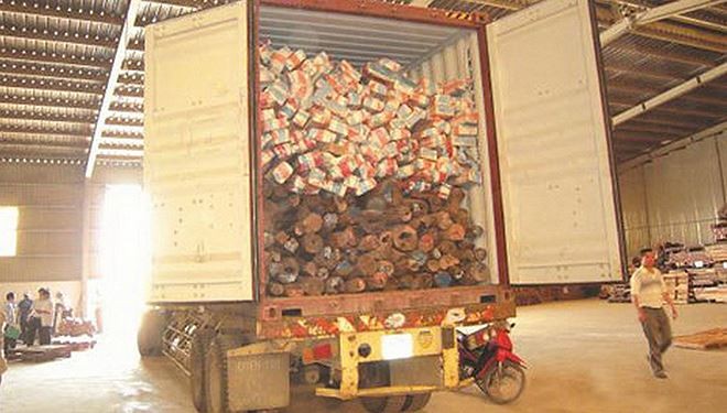 Khởi tố vụ án Cơ quan CSĐT Bộ Công an bán đấu giá gỗ vật chứng sai quy định Một trong 22 container của lô gỗ trắc lúc bán đấu giá.