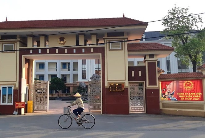 Công an đề nghị khởi tố vụ án Thanh tra Bộ Xây dựng nhận hối lộ Trụ sở UBND huyện Vĩnh Tường nơi công an lập biên bản các đối tượng nhận hối lộ. Ảnh: Minh Đức