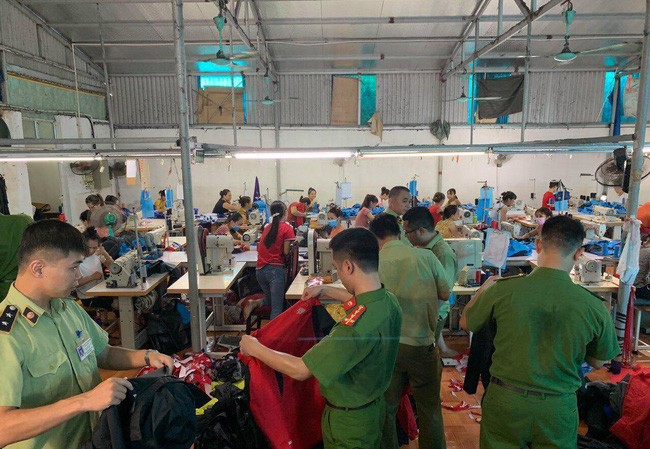 Phát hiện 'thủ phủ' làm giả thời trang thương hiệu Mỹ Lực lượng chức năng kiểm tra xưởng sản xuất hàng giả thương hiệu Mỹ.