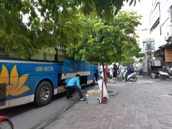 Xe khách có dấu hiệu côn đồ vẫn đại náo thủ đô giờ cao điểm Xe khách vô tư bắt khách trên phố. Ảnh: M.Đ
