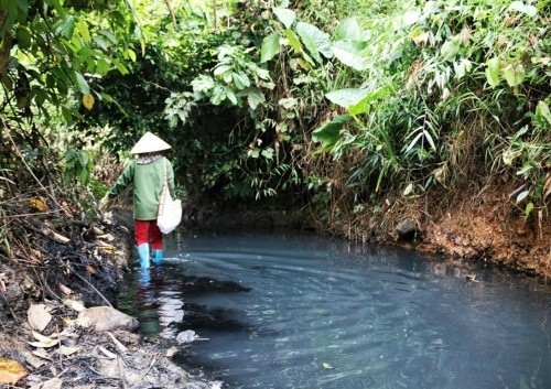 Khó hiểu đường đi của xe ô tô đổ dầu xuống nguồn nước sông Đà Nguồn nước sông Đà bị "đầu độc" bằng dầu thải.
