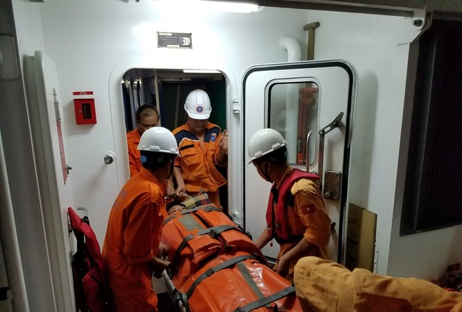 Cấp cứu thuyền viên đau ruột thừa trên vùng biển Hoàng Sa Cấp cứu thuyền viên đau ruột thừa trên vùng biển Hoàng Sa