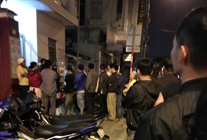 Đà Nẵng: Xếp hàng từ mờ sáng chờ suất tiêm vắc xin 6 trong 1 Đà Nẵng: Xếp hàng từ mờ sáng chờ suất tiêm vắc xin 6 trong 1