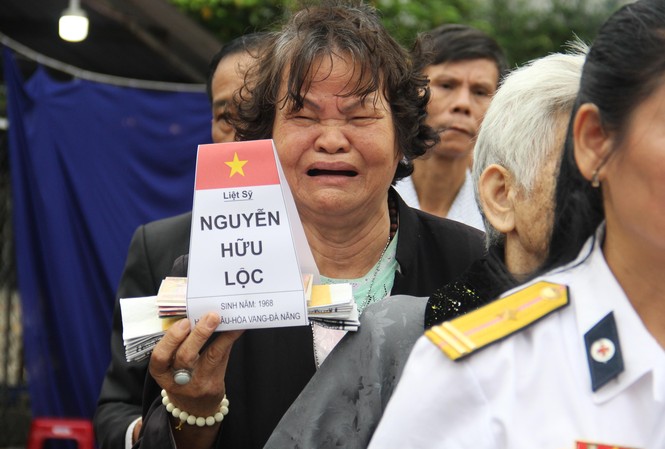 Tưởng niệm liệt sĩ Gạc Ma: 31 năm rồi, thương quá con ơi! Tưởng niệm liệt sĩ Gạc Ma: 31 năm rồi, thương quá con ơi!