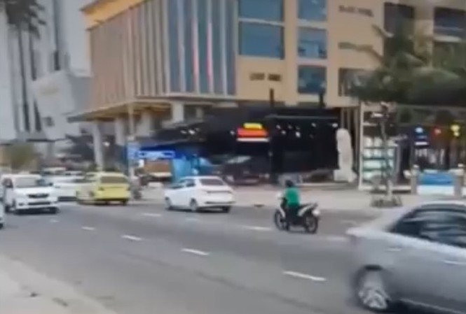 Ngang nhiên dắt xe du khách bỏ giữa lòng đường Ngang nhiên dắt xe du khách bỏ giữa lòng đường