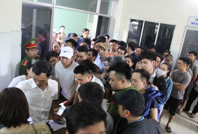 'Vỡ trận' vì hàng ngàn người chen lấn, leo rào đăng ký tiêm vắc xin 'Vỡ trận' vì hàng ngàn người chen lấn, leo rào đăng ký tiêm vắc xin