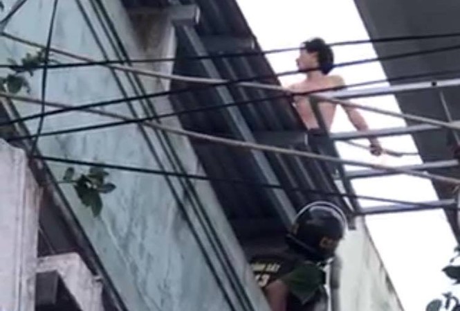 Vây bắt thanh niên nghi ngáo đá leo lên nóc nhà cố thủ Vây bắt thanh niên nghi ngáo đá leo lên nóc nhà cố thủ