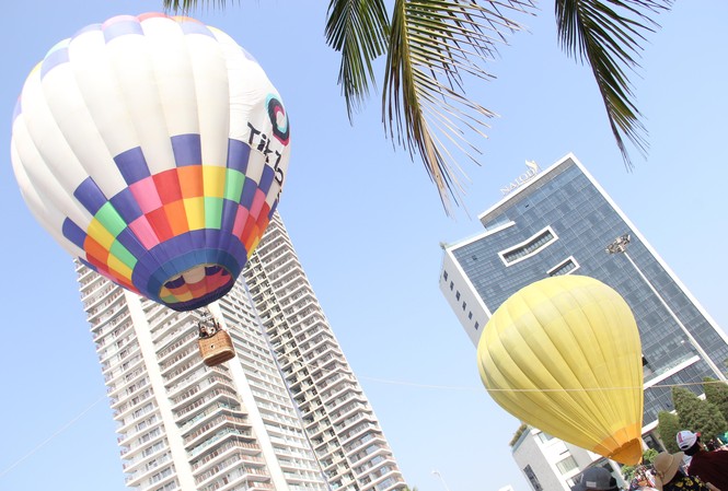 Du khách hào hứng trải nghiệm bay khinh khí cầu bên bờ biển Đà Nẵng Du khách hào hứng trải nghiệm bay khinh khí cầu bên bờ biển Đà Nẵng