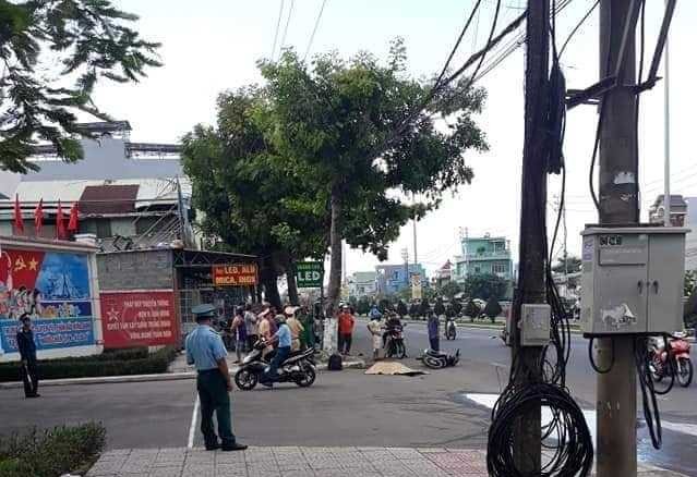 Thiếu niên đâm xe máy vào vỉa hè, một người tử vong Thiếu niên đâm xe máy vào vỉa hè, một người tử vong
