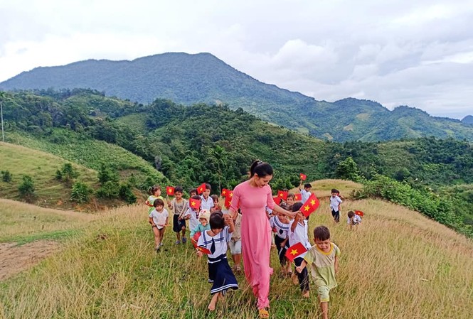 Xúc động lễ khai giảng 2 cô giáo 34 trò trên vùng cao Nam Trà My Xúc động lễ khai giảng 2 cô giáo 34 trò trên vùng cao Nam Trà My