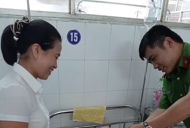 Cấp chứng minh nhân dân tận giường bệnh cho cụ bà sau 45 tiếng Cấp chứng minh nhân dân tận giường bệnh cho cụ bà sau 45 tiếng
