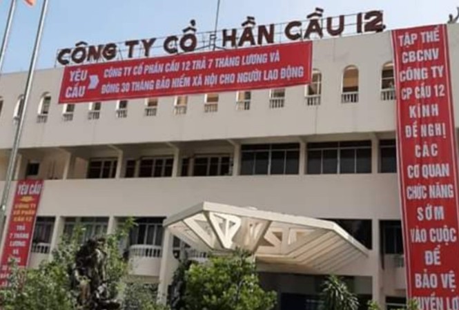 Công nhân doanh nghiệp liên quan Út 'trọc' tính khởi kiện đòi lương, bảo hiểm Công nhân Cty cổ phần Cầu 12 căng băng rôn đòi lương và bảo hiểm khắp công ty.