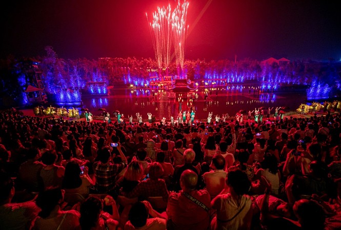 2000 khán giả đón pháo hoa mừng Tinh Hoa Bắc Bộ tròn 2 tuổi 2000 khán giả đón pháo hoa mừng Tinh Hoa Bắc Bộ tròn 2 tuổi