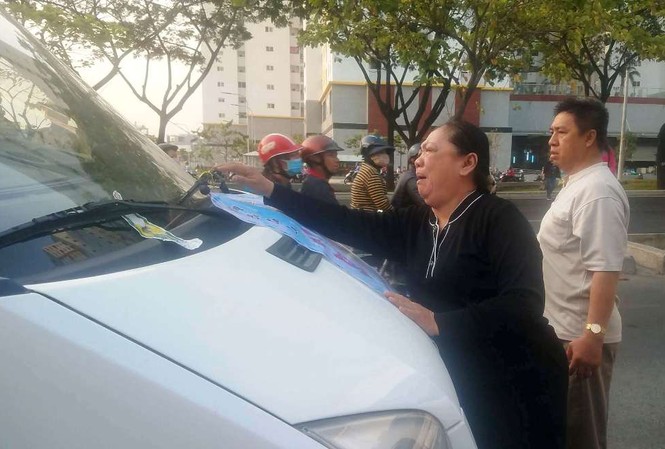 Vụ cháy chung cư Carina làm 13 người chết: 'Con ơi về nhà rồi!' Người phụ nữ liên tục gọi con mình trong đau đớn.