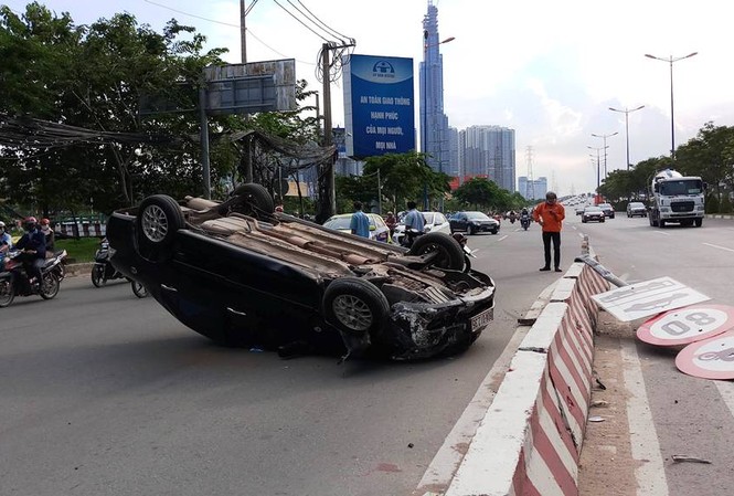 Giải cứu tài xế mắc kẹt trong ô tô lật “chổng vó” lên trời Hiện trường vụ tai nạn.