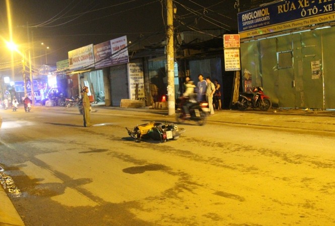 Va chạm ô tô trong đêm, một người đàn ông tử vong Hiện trường tai nạn.