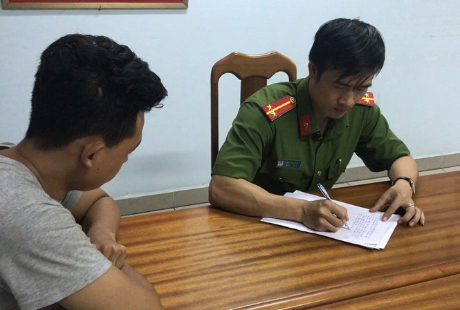 Cán bộ trật tự đô thị bị 3 người bán ốc ở vỉa hè hành hung Công an lấy lời khai điều tra vụ việc.