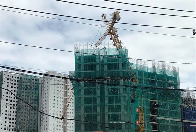 Cần cẩu công trình cao ốc gãy ngang đè nhà dân ở Sài Gòn Hiện trường vụ việc.