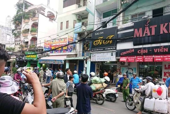 Nghi can cướp giật dùng mảnh kính doạ tự tử khi bị công an truy bắt Khu vực xảy ra vụ việc.
