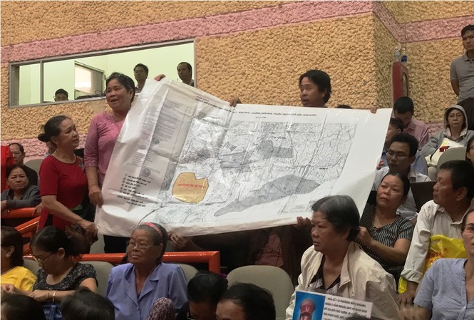 Cử tri đề nghị thanh tra toàn diện dự án Thủ Thiêm Cử tri mang bản đồ đến nêu ý kiến.