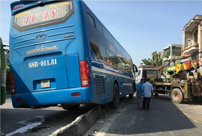 Xe khách leo 'cày nát' dải phân cách, quốc lộ 1A kẹt xe nghiêm trọng Hiện trường tai nạn.